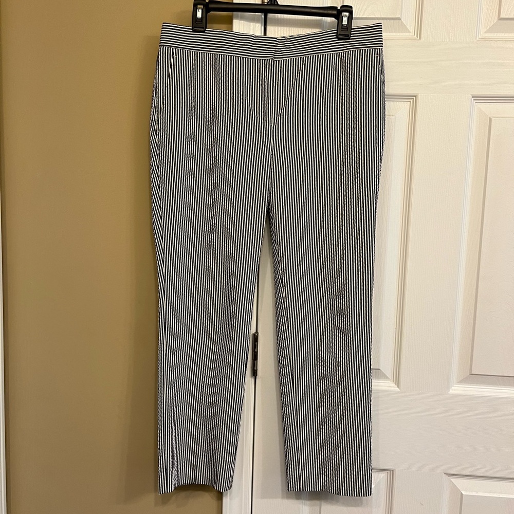 Ann Taylor NWOT Seersucker navy & white cropped pants, pockets still stitched